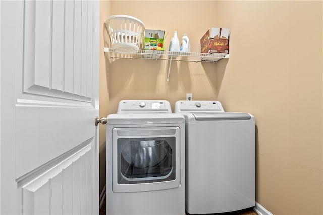 704 Lori Ln, Opelika, AL 36804 - laundry area featuring washing machine and clothes dryer