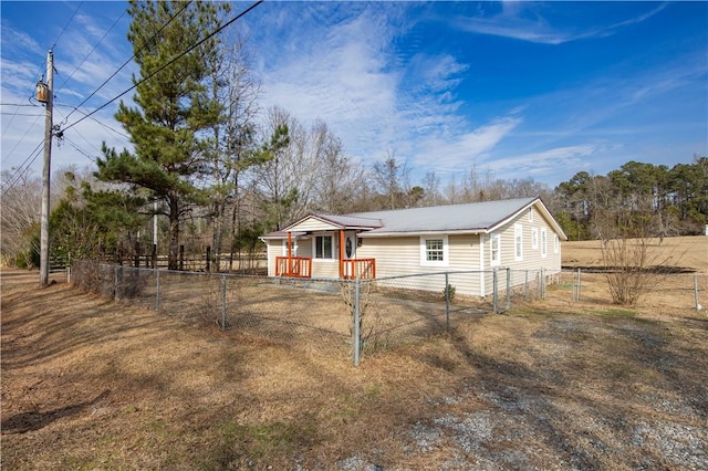 view of front of property featuring a fenced front yard