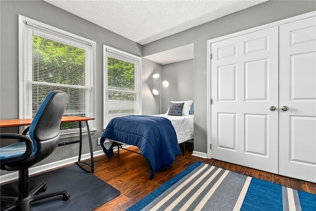 427 Harper Ave Unit 16, Auburn, AL 36830 - bedroom with a desk, wood finished floors, and a textured ceiling