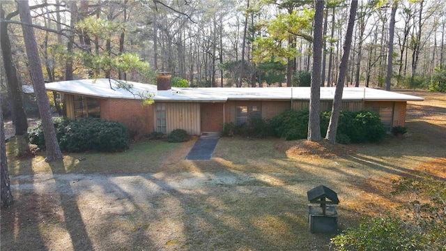 single story home featuring a front lawn