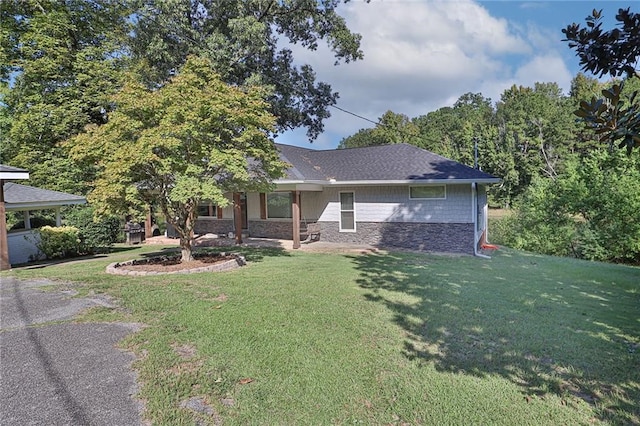 view of front of property featuring a front yard