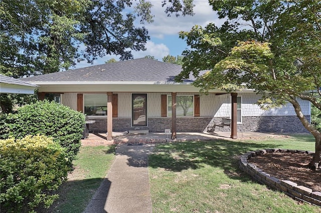 view of front of house featuring a front lawn