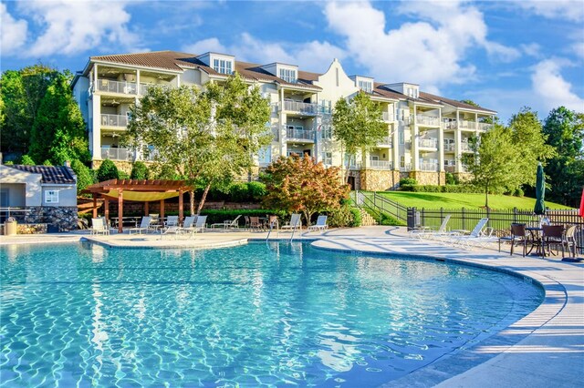 view of swimming pool featuring a pergola