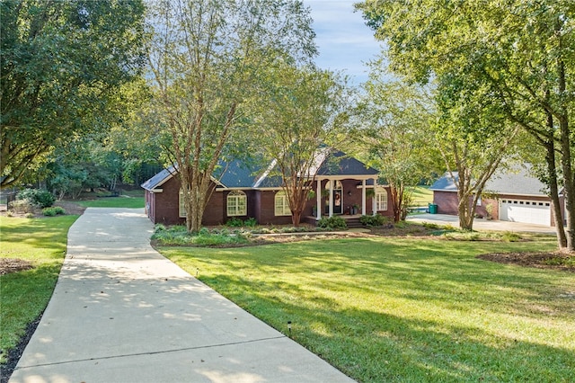 view of front of property featuring a front lawn