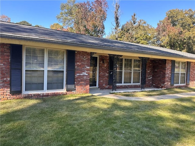 ranch-style home featuring a front lawn