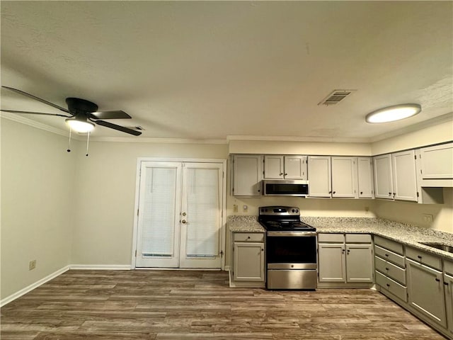 kitchen with gray cabinetry, stainless steel appliances, a ceiling fan, and crown molding