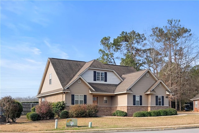 craftsman inspired home featuring a front lawn