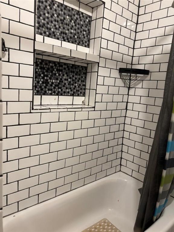 bathroom with tiled shower / bath