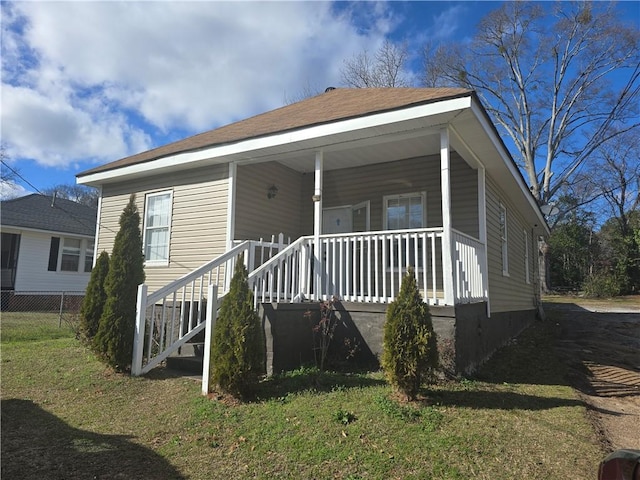 view of front of home featuring a porch and a front yard