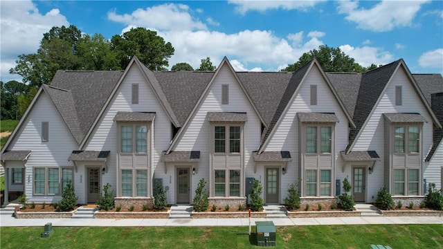 view of front of property with a front lawn