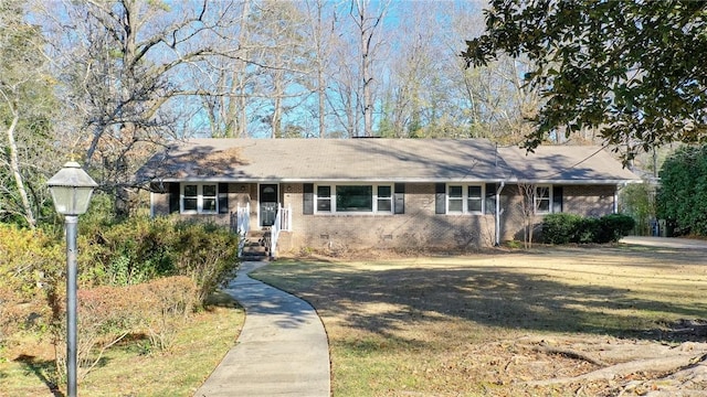 single story home with a front lawn