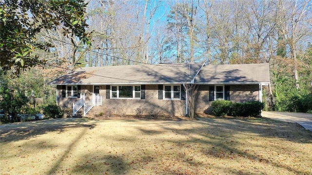 ranch-style house featuring a front lawn