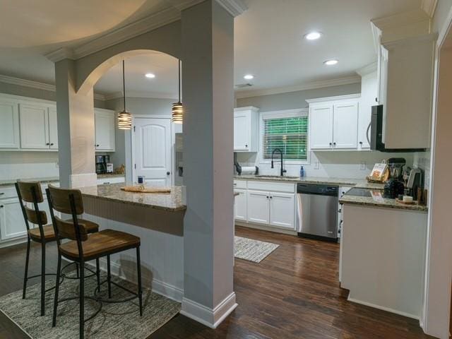 1201 Live Oak Cir, Opelika, AL 36801 - kitchen featuring appliances with stainless steel finishes, a sink, crown molding, a kitchen breakfast bar, and white cabinetry