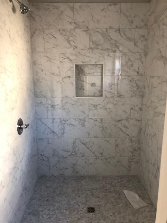 bathroom featuring a tile shower