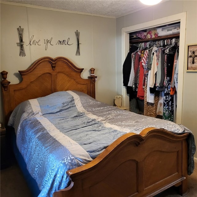 bedroom featuring a closet and a textured ceiling