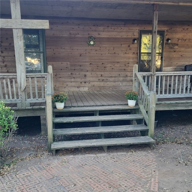 entrance to property featuring covered porch