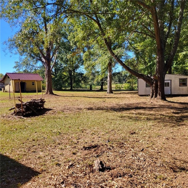 view of yard featuring a shed