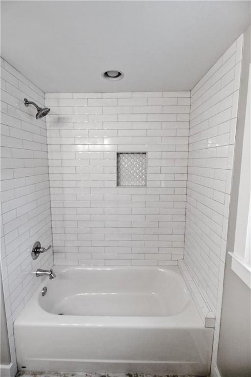 bathroom featuring tiled shower / bath