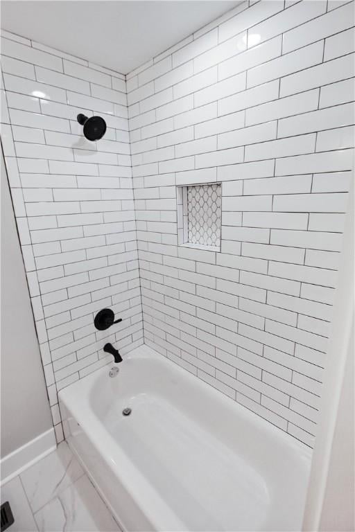 bathroom featuring tiled shower / bath combo