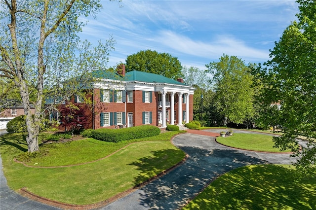 exterior space featuring a front yard