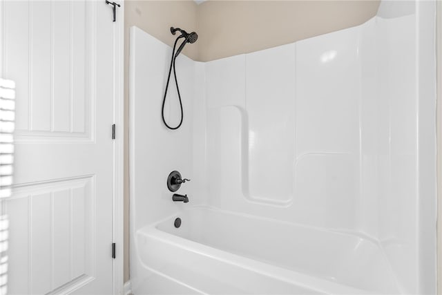 bathroom with tub / shower combination