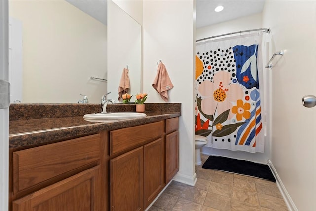 bathroom featuring a shower with shower curtain, vanity, and toilet