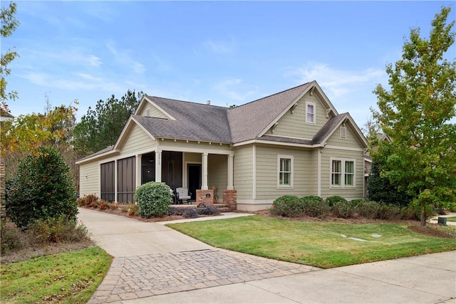 craftsman house featuring a front lawn