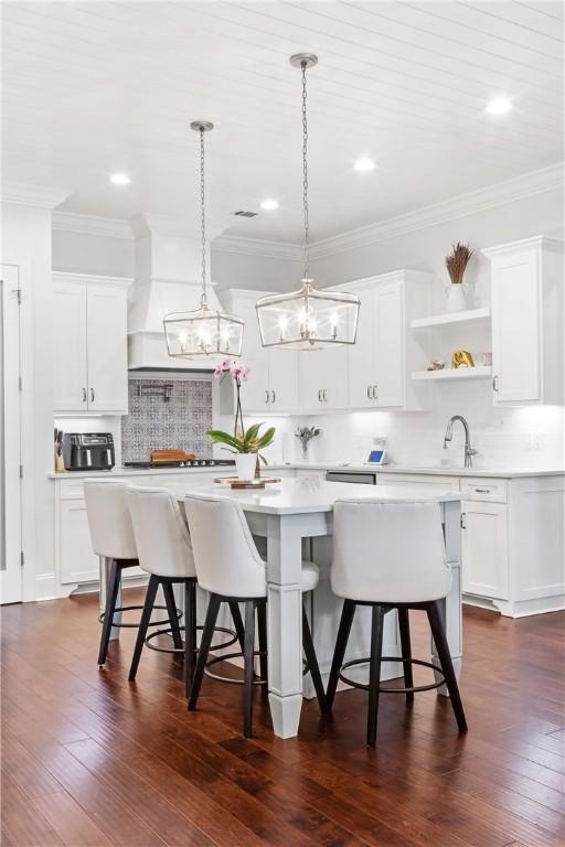 110 Newton Way, Auburn, AL 36830 - kitchen with tasteful backsplash, a center island, open shelves, a kitchen bar, and ornamental molding