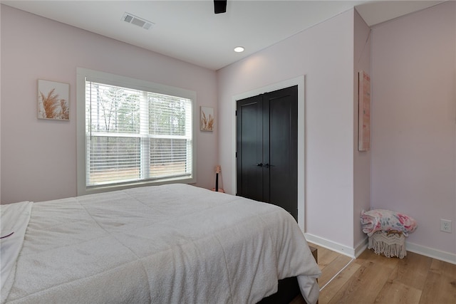 bedroom featuring ceiling fan, recessed lighting, visible vents, baseboards, and light wood-type flooring