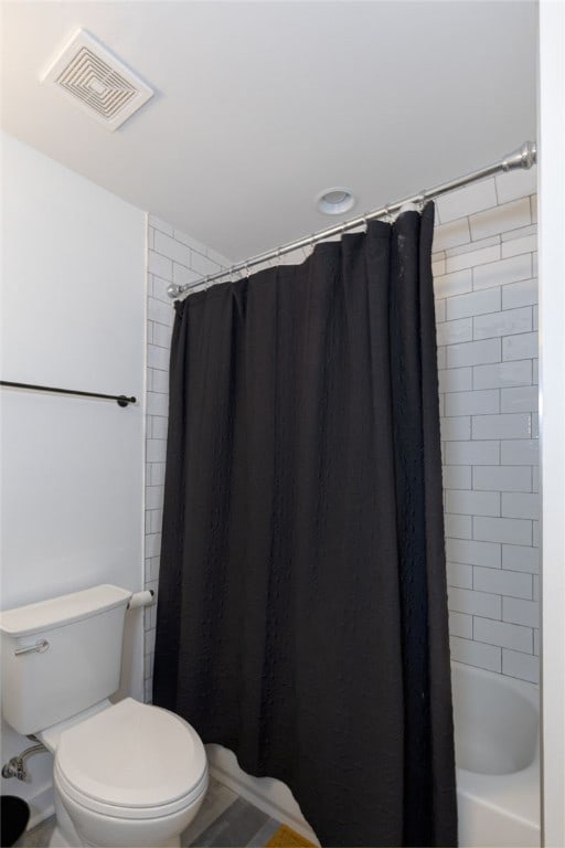 full bath featuring toilet, visible vents, and shower / tub combo with curtain