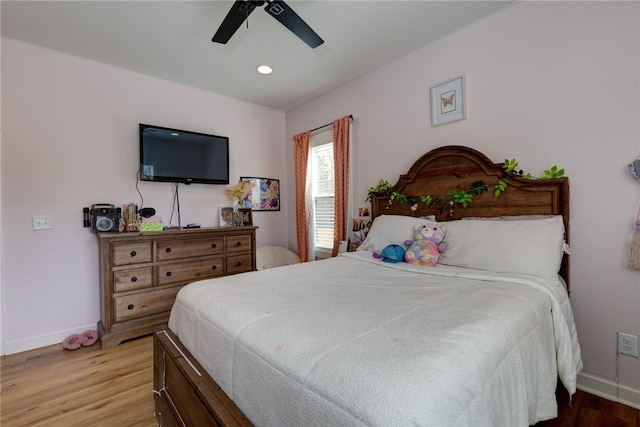 bedroom featuring light wood-style flooring, baseboards, ceiling fan, and recessed lighting