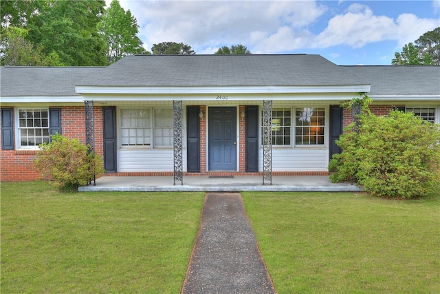 view of front facade featuring a porch and a front lawn