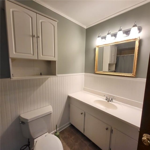 full bathroom with crown molding, toilet, wainscoting, and vanity