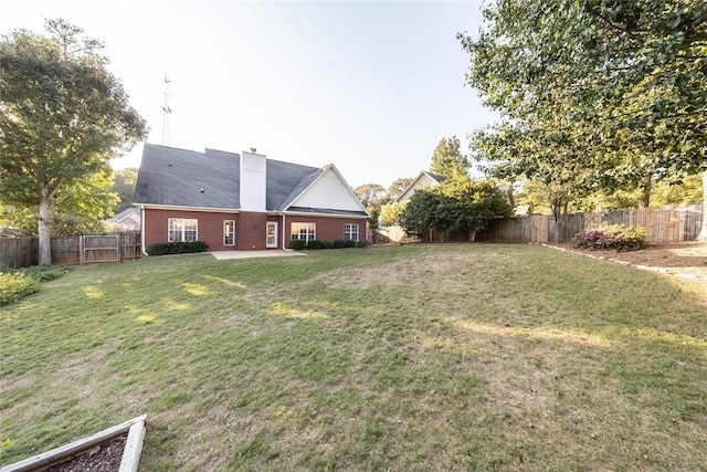 view of yard featuring a patio