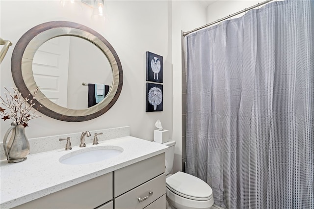 full bath featuring toilet, curtained shower, and vanity