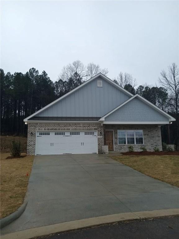 view of front facade with a garage and a front yard