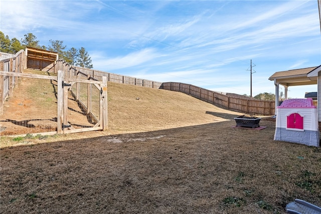 view of yard featuring a fire pit