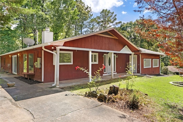 158 Alice Cir, Auburn, AL 36830 - view of front of house featuring a chimney, a front yard, and covered porch
