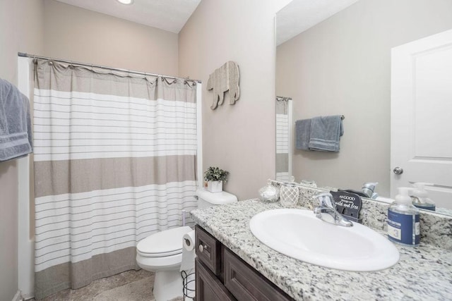 bathroom featuring a shower with curtain, vanity, and toilet