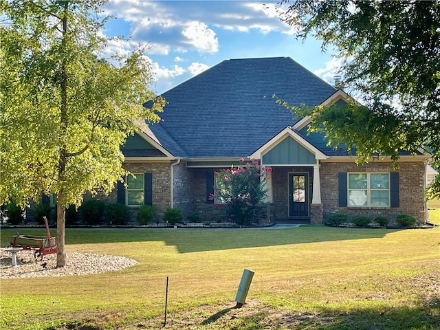 craftsman-style home featuring a front lawn