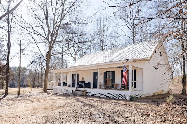 view of front of property featuring a porch and ceiling fan