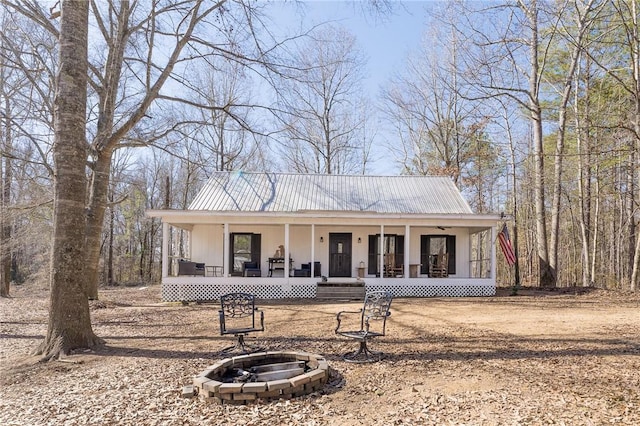 view of front of property featuring a porch and a fire pit