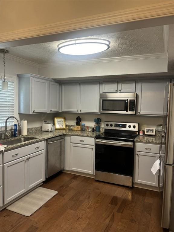 522 Oak Meadow Ln, Auburn, AL 36830 - kitchen featuring stainless steel appliances, a sink, dark wood-type flooring, crown molding, and stone countertops