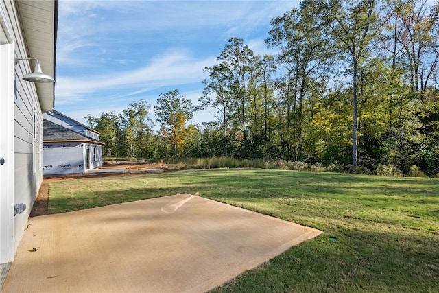 view of yard featuring a patio