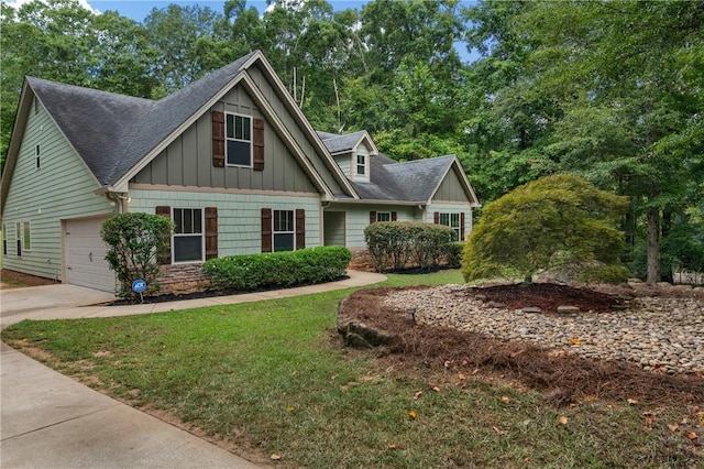 view of front of house featuring a front yard