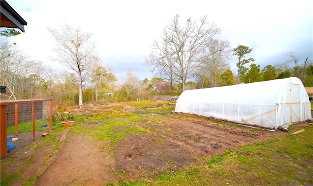 view of yard featuring an outdoor structure