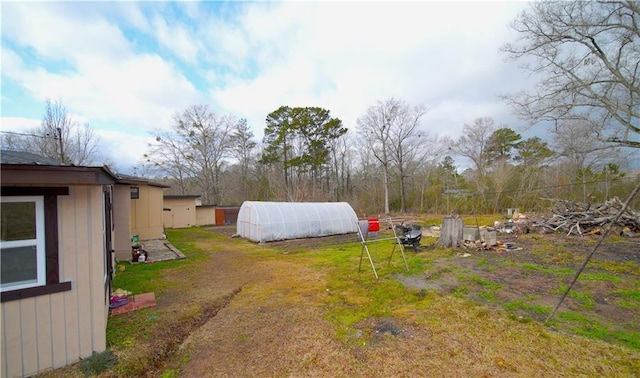 view of yard featuring an outbuilding