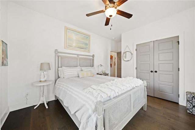 bedroom featuring dark wood-type flooring, ceiling fan, and a closet