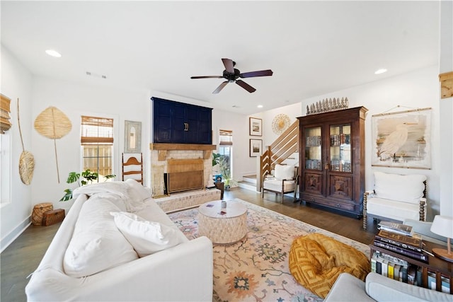 living room featuring dark wood-type flooring, a wealth of natural light, and ceiling fan