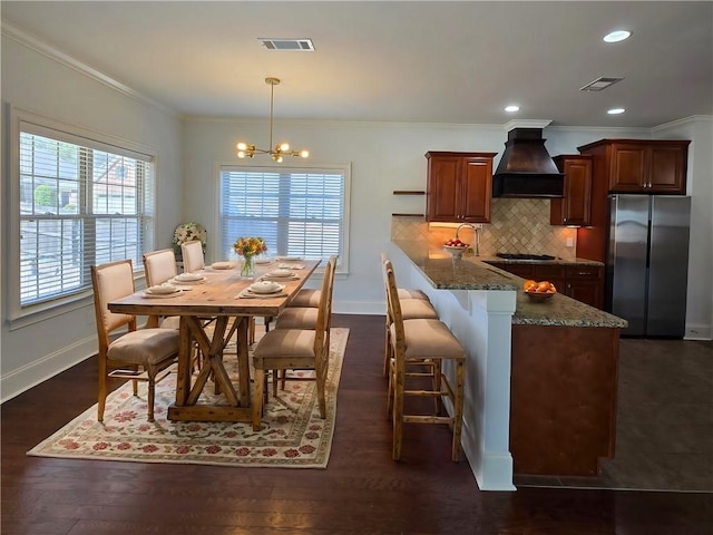 dining space with visible vents, baseboards, an inviting chandelier, and dark wood finished floors